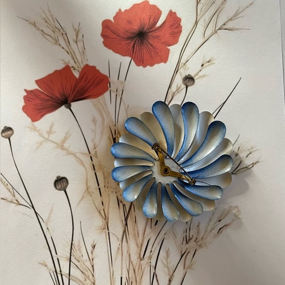 Enamel floral brooch - Picture 3 of 4